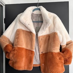 SOIA & KYO Faux fur coat. NWT. Size M.